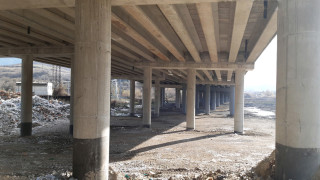 Ограничено е движението на всички превозни средства по моста в