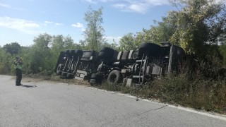 Цистерна се е обърнала на пътя I 6 Казанлък Мъглиж По този