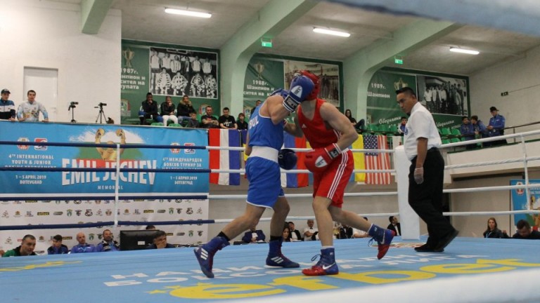 Двама български боксьори се класираха на финалите в категориите си
