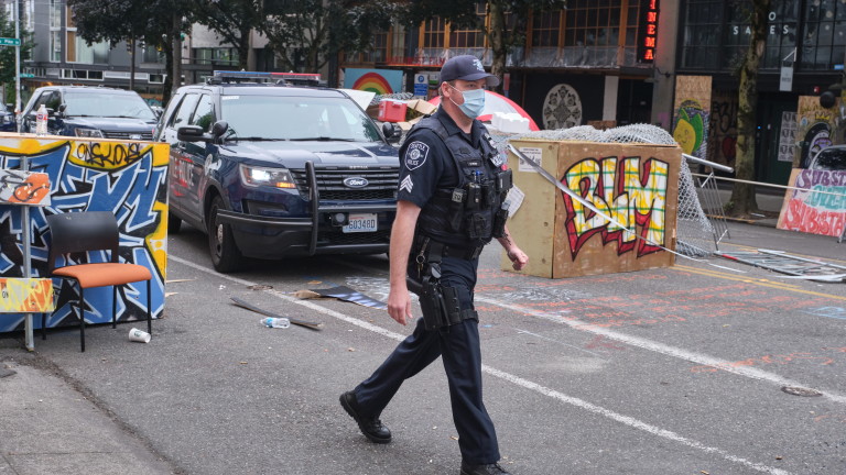 Около 60 пострадали полицаи при безредици в Сиатъл