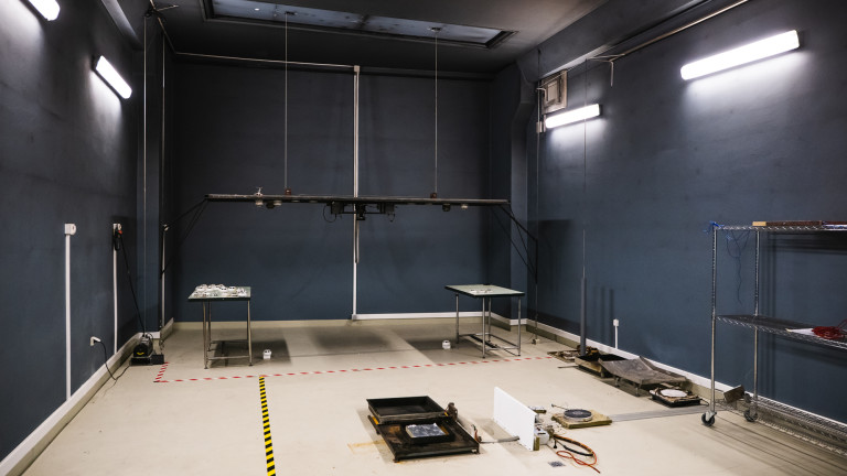За да гарантира качеството на продукцията, "УниПОС" създава собствена изпитателна стая с реални пожари