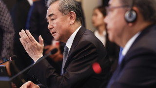 Китайският външен министър Ван И каза на Филипините да се