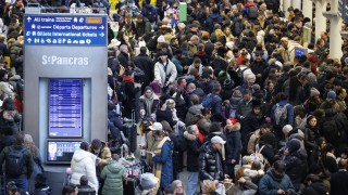 Проблеми с електрозахранването спряха железопътните услуги през подводния тунел под