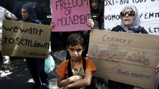 Сирийски бежанци засегнати от войната излезнаха с лозунги и скандирания