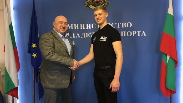 Министър Кралев се срещна с мотоциклетиста Теодор Кабакчиев