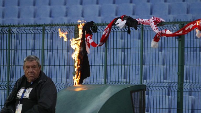 Фенове на ЦСКА запалиха шал на Левски, те им отговориха със същото