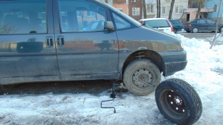 Поне 11 автомобила осъмнаха с нарязани гуми на ул Д р