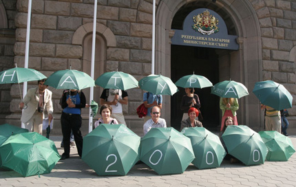 Със зелени чадъри еколози посрещнаха министрите пред МС