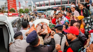 Стотици загинали и ранени след мощния трус в Индонезия 