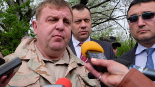 Армията готова да пази границата, увери Каракачанов