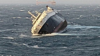 Търговски кораб край бреговете на Йемен пое вода и се