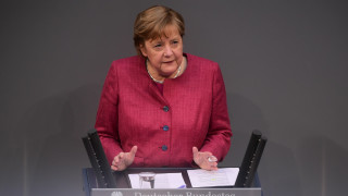 Германският канцлер Ангела Меркел призова депутатите да одобрят нови правомощия
