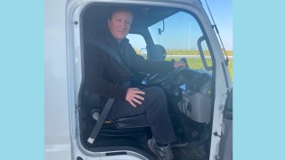 Бившият министър председател на Обединеното кралство Дейвид Камерън шофира малък камион пълен