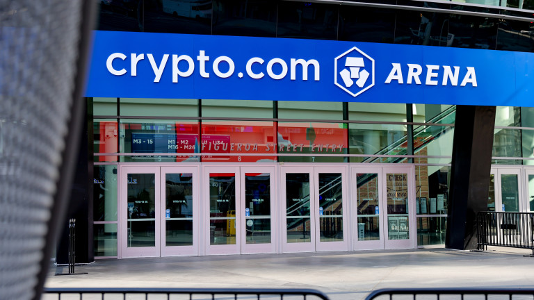 Платформата за обмен на криптовалута Crypto.com спря трансакциите с два