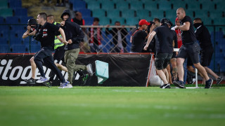 Нахлуването на десетки фенове на ЦСКА на терена на Националния