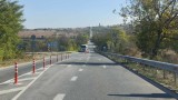 Разделителни колчета повишават безопасността по пътя Асеновград – Кърджали