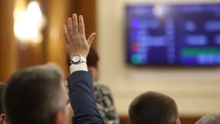 Минути след полунощ след като решиха да прекратят дебатите си