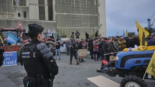 Фермери спряха камиони на най голямото контейнерно пристанище на Франция и