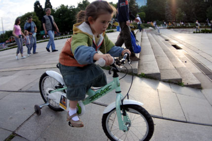 Зорко следят за детската безопасност по коли и велосипеди 