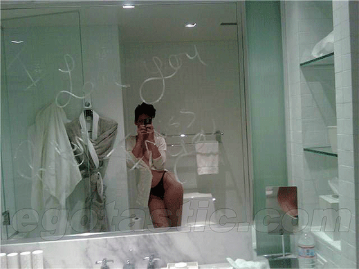 Пуснаха голи снимки на Риана в интернет (галерия)