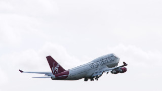 Самолет на авиокомпания Virgin Atlantic извършващ полет от Лос Анджелис