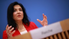 Руски дронове и ракети посрещнали германски министър в Киев