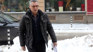 Да спрат фанфарите поне за три минути за това призова