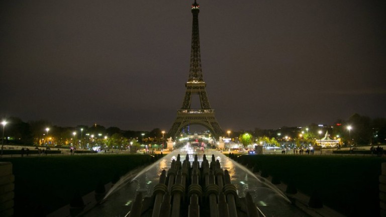 Айфеловата кула загасна в памет на жертвите от Страсбург 