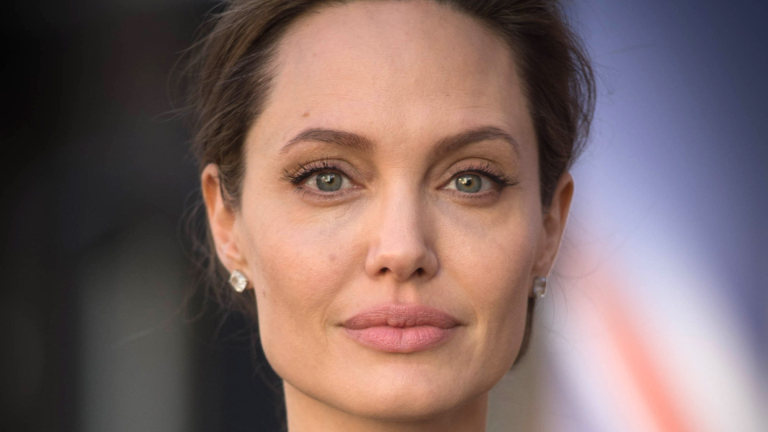 Анджелина Джоли подготвя завръщането си 
