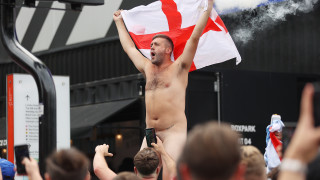 Хиляди английски фенове излязоха по улиците на Лондон часове преди