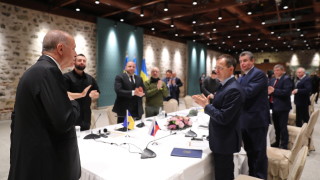 Пробив в преговорите: Украйна предлага неутралитет, Русия намалява военните действия