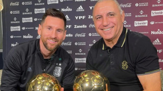 Двама великани в спорта двама корифеи с футболната топка застанаха