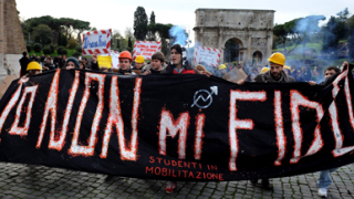 Хиляди на протест срещу Монти в Италия