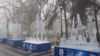 Скулптори от 8 страни ваят ледено царство в Русе