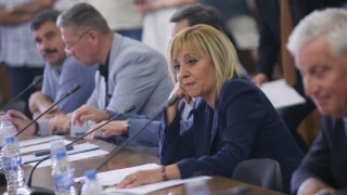 Тристранката изгони Мая Манолова