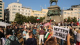 Протестиращи скандират "Оставка" пред парламента