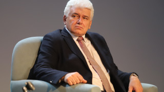 Отново каруцата е сложена пред коня Така започна коментара си