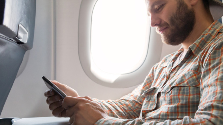 Защо изключваме смартфона си по време на полет?