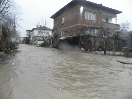 Дъждове наводниха Пазарджишко