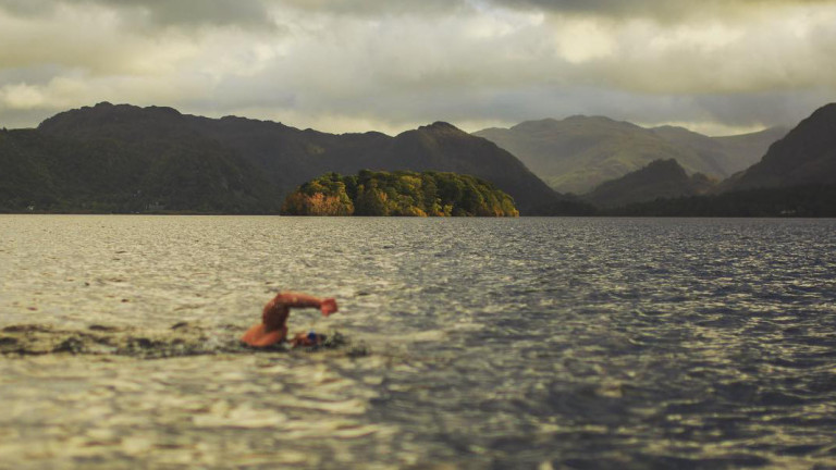 Мъж преплува 100 км за 48 часа