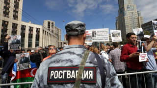 Стотици протестиращи се събраха в Москва на разрешен протест от