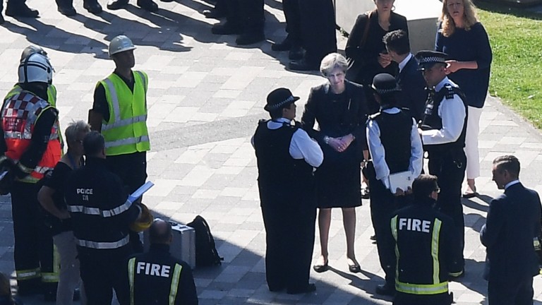 Засилват се критиките към Тереза Мей заради пожара в Лондон