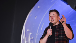 Един от най-амбициозните проекти на SpaceX остава "заклещен" на земята