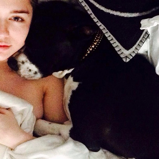 Отврат: Майли Сайръс си легна с кучето