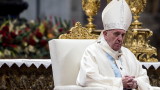 Папа Франциск плесна по ръката жена, но по-късно се извини