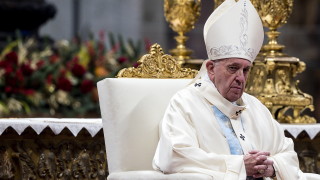 Папа Франциск се извини след като плесна по ръката напориста
