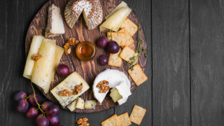 Как да подредим дъска със сирена за вино