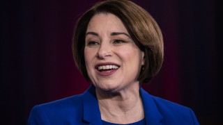 Сенатор Ейми Клобучар съобщи че се оттегля от борбата за