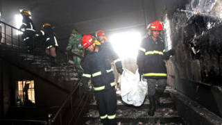 121 души загинаха при пожар в Бангладеш