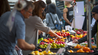 Цената на оранжерийните домати скача със 7 4 на сто на